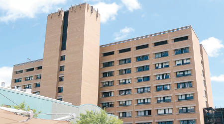 坎培拉醫院的僱用政策涉嫌歧視外國人，被判罰款。