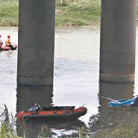 搜救人員沿大里溪河床搜索。