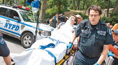 被炸傷的男子由救護人員送院。（互聯網圖片）
