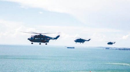 多架武直10攻擊直升機參與南海演習。（互聯網圖片）