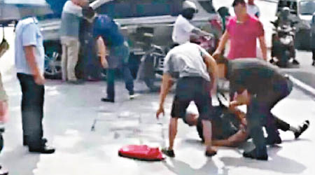 李成燕被警方暴力地按倒在地後昏迷。（互聯網圖片）