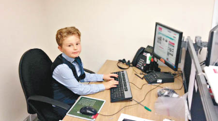 庫克的兒子（圖）穿起西裝在辦公室學習。（互聯網圖片）