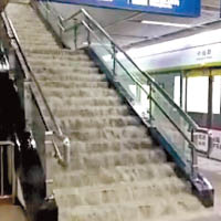 雨水湧進地鐵站內，樓梯宛如瀑布。