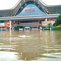 武漢高鐵站門前嚴重水浸。