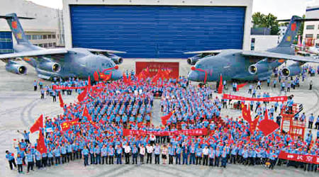 運20授裝接裝儀式昨在成都空軍航空兵某部基地舉行。（互聯網圖片）