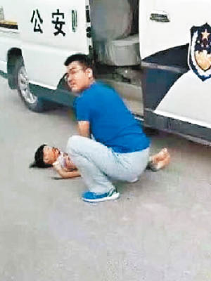 女童被撞後倒臥在警車旁。（互聯網圖片）