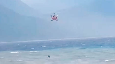 直升機救起遭海浪捲走的男子，送院搶救後不治。