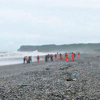 七星潭有男子遭海浪捲走，救援人員到場搜救。（中時電子報圖片）