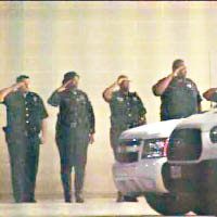 警員列隊送別殉職同袍。（互聯網圖片）