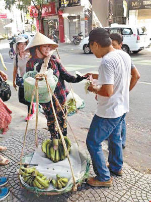 華人遊客被指不禮貌對待賣蕉女小販。（互聯網圖片）