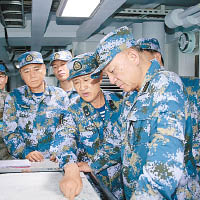 海軍司令員吳勝利（右）與海軍政委苗華（左）同參加軍演。（互聯網圖片）