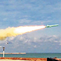 海軍發射導彈直飛南海。（中新社圖片）