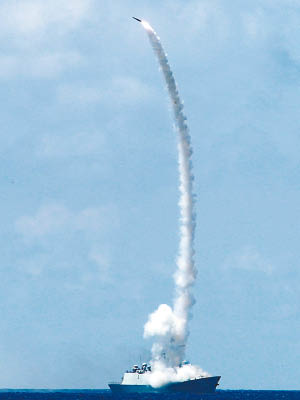 戰艦發射對空導彈。（互聯網圖片）
