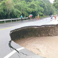 福州往永泰方向的公路被洪水沖毀。