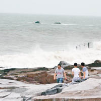 泉州惠安崇武海邊掀起大浪，民眾不顧安全走近觀浪。（互聯網圖片）