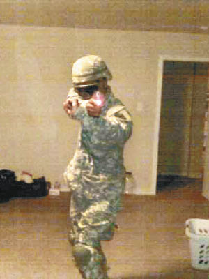 槍手約翰遜為退役陸軍。（互聯網圖片）