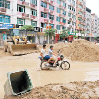 福州閩清縣當局出動剷泥車清理淤泥。