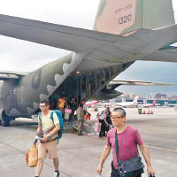 台軍方出動C130運輸機接載滯留在馬祖的旅客返台北。（互聯網圖片）