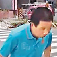 台東市長張國洲向市民鞠躬道歉。（電視畫面）