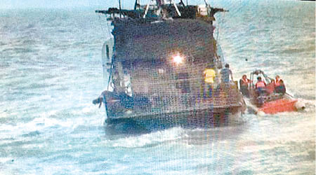 王姓執法人員跳上漁船，慘被毆打及綑綁扔入海。（互聯網圖片）