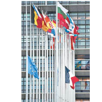 法國的歐洲議會大樓下半旗。