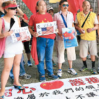 團體沿途高叫口號，抵達美國駐港總領事館外抗議。（葉華英攝）