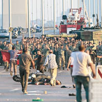 在博斯普魯斯海峽大橋，一批叛軍步出坦克投降。