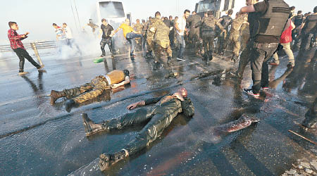 軍事政變的部分死者陳屍於路上。