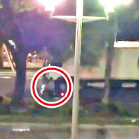 片段可見一名鐵騎士（紅圈示）駛到撞人貨車旁，欲截停貨車。（互聯網圖片）
