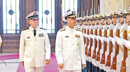 吳勝利（左）陪同理查森（右）在中國海軍總部檢閱。（互聯網圖片）