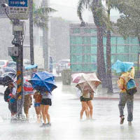 狂風暴雨侵襲台灣。（互聯網圖片）