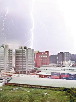 宜蘭有民眾被雷電擊中受傷送院。圓圖﹕新北汐止的冰雹大如彈珠。（互聯網圖片）
