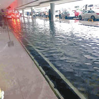 檳城機場外的停車處亦滿是積水。
