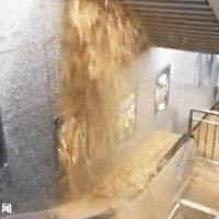 北京西站有雨水倒灌，猶如瀑布。（互聯網圖片）