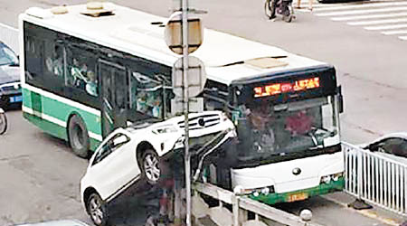私家車和巴士搶道衝上護欄。（互聯網圖片）