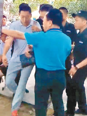 市副公安局長林宏雄率警察圍毆記者（左）。