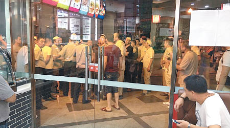 近百人在咸國林的麵館內鬧事。（互聯網圖片）