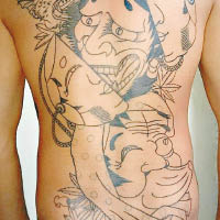 植松聖曾於網上公開自己背部紋身的圖片。