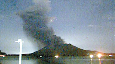 櫻島火山夜半噴發，濃煙沖天。（日本氣象廳圖片）