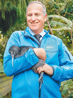 約翰‧基抱起代表新西蘭國家象徵的奇異鳥。（資料圖片）