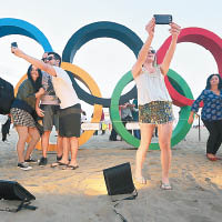 不少人湧到里約熱內盧科帕卡巴納海灘迎接奧運。