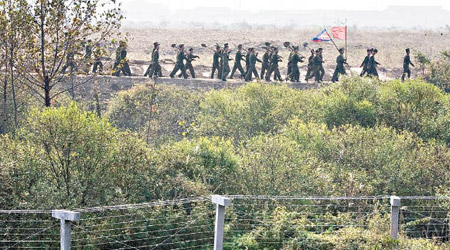 過往曾多次發生北韓士兵越境到中國搶劫的事件。圖為北韓士兵在中朝邊境巡邏。（資料圖片）