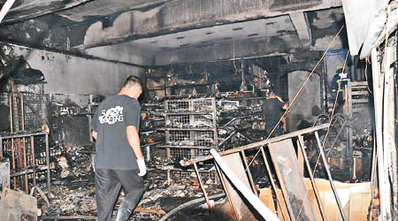 雜貨店內部被嚴重燒毀。（中時電子報圖片）