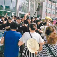 村民包圍市政府示威，警員揮棍驅趕。（互聯網圖片）