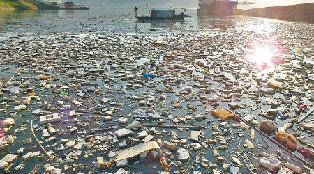 大量垃圾湧入三峽水庫。（互聯網圖片）