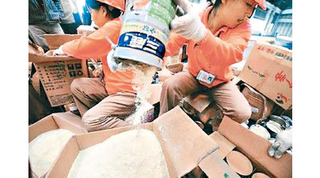 三聚氰胺毒奶粉事件曝光後，三鹿公司回收約七百噸毒奶粉。（資料圖片）