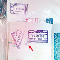 廣州有女遊客報稱護照被寫上粗口（箭嘴示）。
