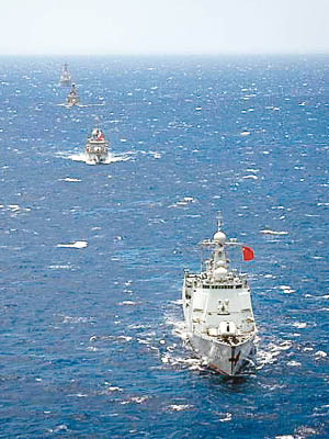 解放軍艦船參與環太軍演的大編隊航行。（互聯網圖片）