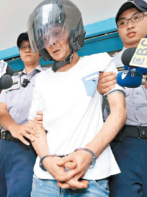王男在台北轉運站以槍械自轟，後被警員帶走。（中時電子報圖片）