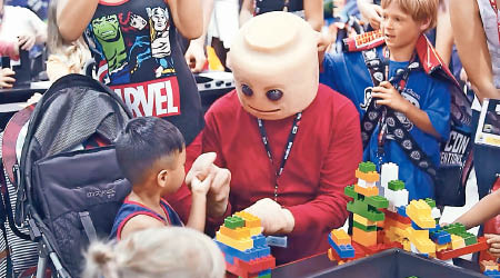 小朋友沒有被LEGO真人公仔嚇倒，並跟他握手。（互聯網圖片）